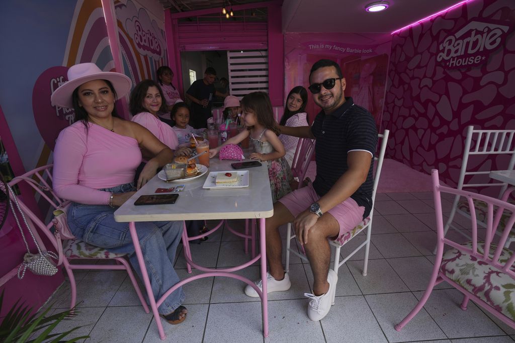 Keluarga mengunjungi restoran bertema Barbie di Guayaquil, Ekuador, Jumat (21/7/2023)
