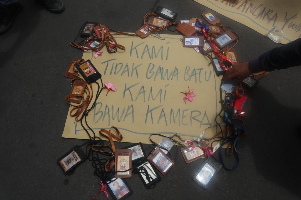 Kartu pers sejumlah jurnalis diletakkan di atas poster dalam aksi unjuk rasa di depan Kantor Kepolisian Resor Cirebon Kota, Jawa Barat, Senin (12/10/2020). Jurnalis yang tergabung dalam Solidaritas Jurnalis Anti Kekerasan (Sajak) ini mendesak polisi agar menjamin jurnalis bebas dari kekerasan aparat saat meliput.