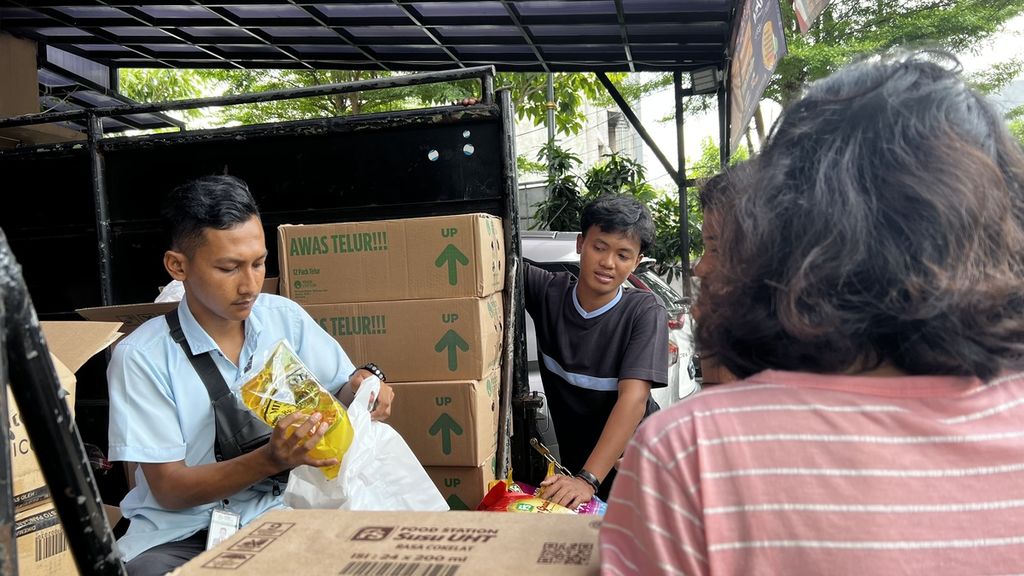 Sejumlah warga saat membeli kebutuhan pokok di bazar pangan murah di Kelurahan Petojo Selatan, Kecamatan Gambir, Jakarta Pusat, Rabu (21/12/2022).