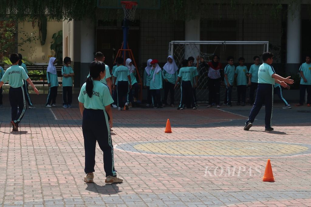 Tampak murid-murid sekolah berolahraga di lapangan SMP Labschool Kebayoran, Jakarta Selatan, Selasa (17/10/2023).