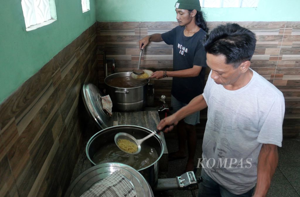 Juru masak menyiapkan pesanan di warung Mie Koba Iskandar di Kota Pangkal Pinang, Provinsi Kepulauan Bangka Belitung, Kamis (25/4/2024). 