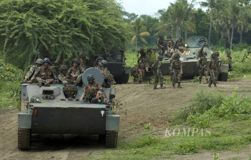 Prajurit Marinir naik tank amfibi BTR 50 P di Puslatpur Marinir Karangtekok, Situbondo, Sabtu (2/2/2008). 