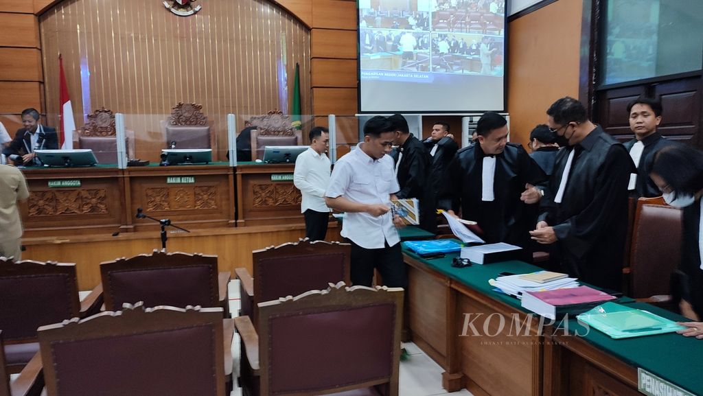 Terdakwa Richard Eliezer Pudihang Lumiu dan terdakwa Ricky Rizal seusai sidang dengan agenda pemeriksaan saksi Kuat Ma'ruf di Pengadilan Negeri Jakarta Selatan, Senin (5/12/2022). 
