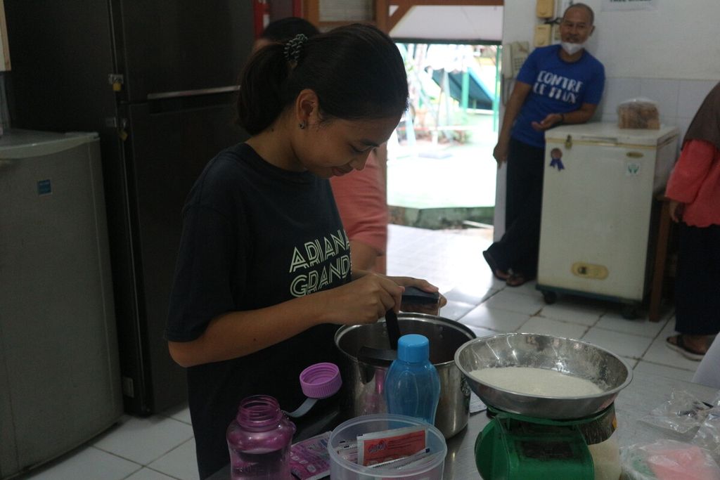 A girl at the Rumah Hati Suci orphanage is baking a cake, at the Rumah Hati Suci, Tanah Abang, Central Jakarta, on Monday (31/10/2022)