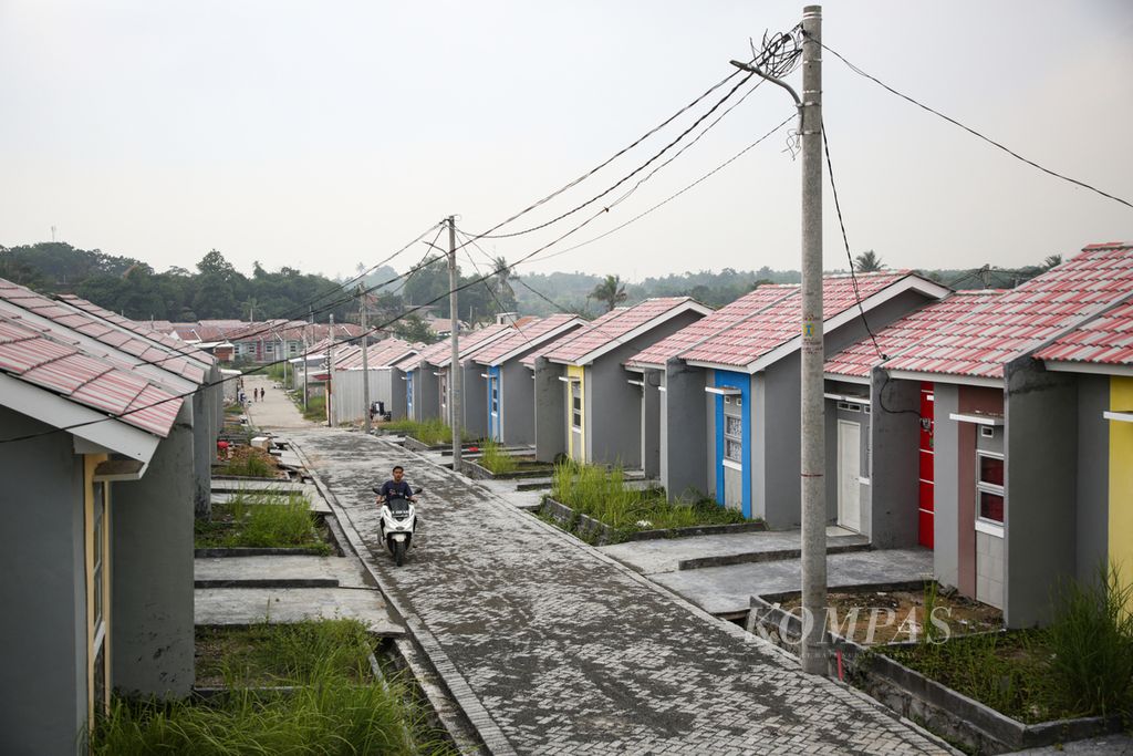 Suasana lingkungan perumahan subsidi di Desa Cibunar, Parung Panjang, Kabupaten Bogor, Jawa Barat, Senin (19/2/2024). Pemerintah memangkas bantuan rumah bersubsidi melalui failitas likuiditas pembiayaan perumahan pada tahun 2024 menjadi 166.000 unit atau turun 24 persen dari target 220.000 unit pada 2023. 