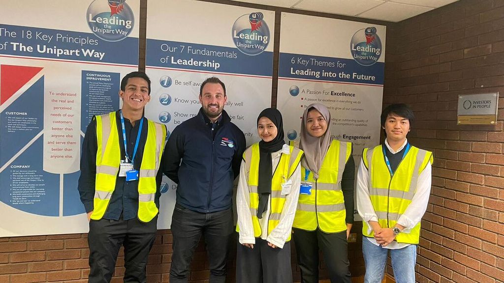 Penerima IISMA 2022, Taufiq Hidayat (23, paling kiri), bersama teman-teman kelompoknya di Unipart Jaguar Land Rover Warehouse di sela-sela program kuliah satu semester di Coventry University, Inggris.