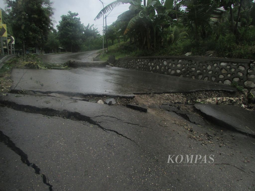 Ruas Jalan Taebenu di Kelurahan Oebufu, Kota Kupang, Nusa Tenggara Timur, Kamis (14/3/2024), yang menghubungkan Kantor Gubernur, Pasar Naikoten, dan beberapa kelurahan, dan Bandara El Tari Kupang, mengalami kerusakan saat hujan dan angin kencang pada Senin (11/3/2024). 