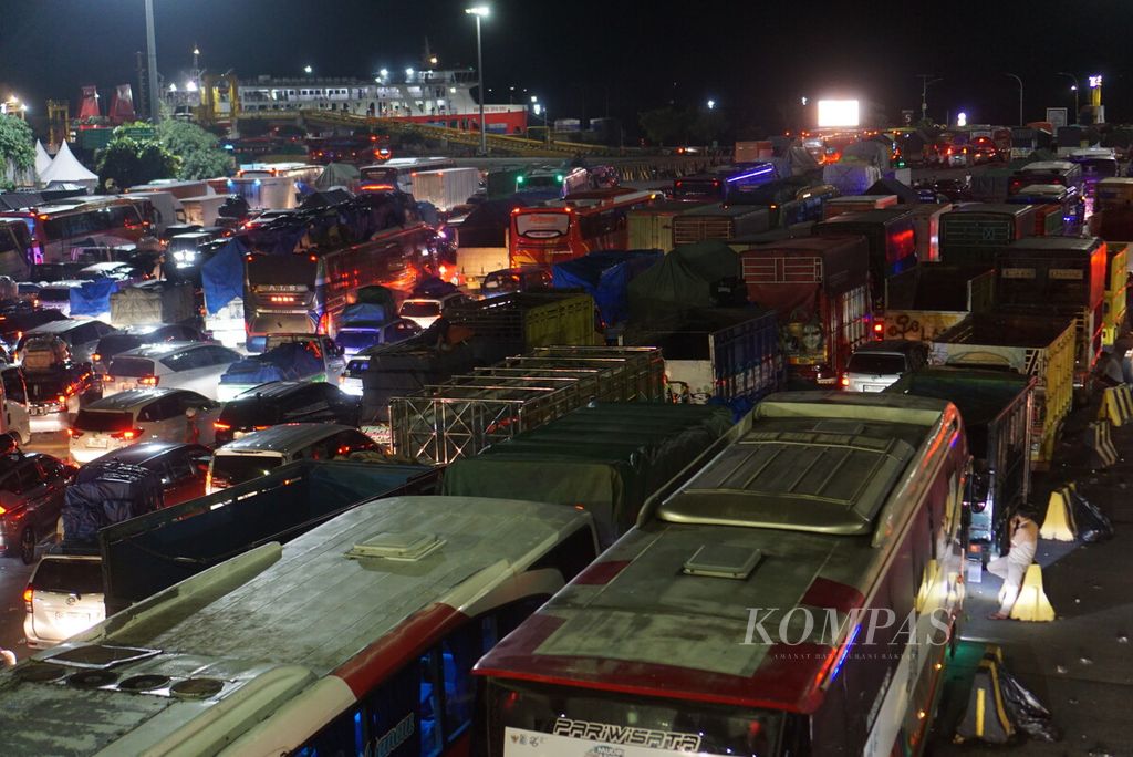 Antrean kendaraan mengular di Pelabuhan Merak, Banten mulai terlihat pada Jumat (5/4/2024). Kendati mengalami peningkatan jumlah kendaraan, situasi malam itu terlihat ramai lancar.