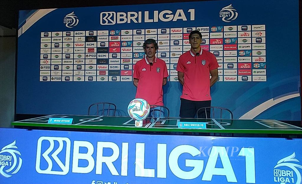 Pelatih Bali United Alessandro Stefano Cugurra Rodrigues (kiri) bersama pemain Bali United Yusef Elias Dolah (kanan) dalam konferensi pers di Stadion Kapten I Wayan Dipta, Gianyar, Minggu (29/10/2023).