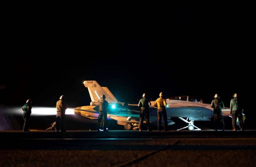 Jet tempur F-18 milik Amerika Serikat menuju lokasi serangan di Yaman pada Sabtu (3/2/2024) malam. Serangan itu gagal mencapai tujuan. 