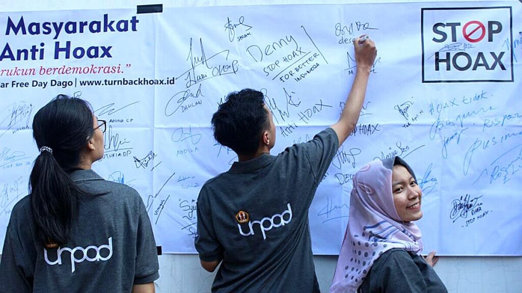 Sejumlah pemuda membubuhkan tanda tangan pada deklarasi Bandung Anti Hoaks yang diadakan Masyarakat Anti Fitnah Indonesia (Mafindo) pada hari bebas kendaraan bermotor di Jalan Ir Djuanda, Kota Bandung, Jawa Barat, Minggu (31/3/2019).