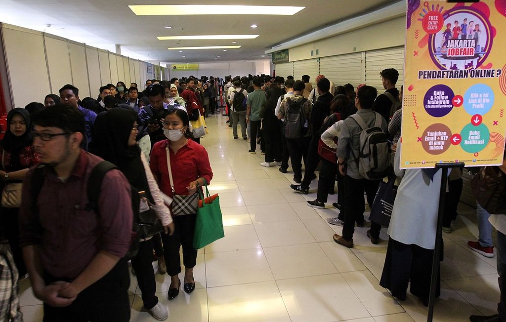 Ribuan pencari kerja memenuhi lantai satu pusat perbelanjaan Blok M Square, Jakarta, Selasa (19/11/2019). 
