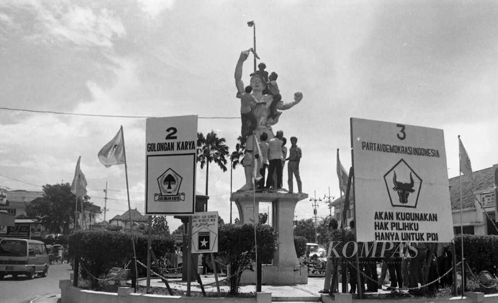 Sejumlah simpatisan OPP pemilu naik ke atas patung Merdeka atau Mati di Jalan Basuki Rachmat, Surabaya, Jawa Timur, untuk memasang gambar kampanye, Kamis (2/4/1987). 
