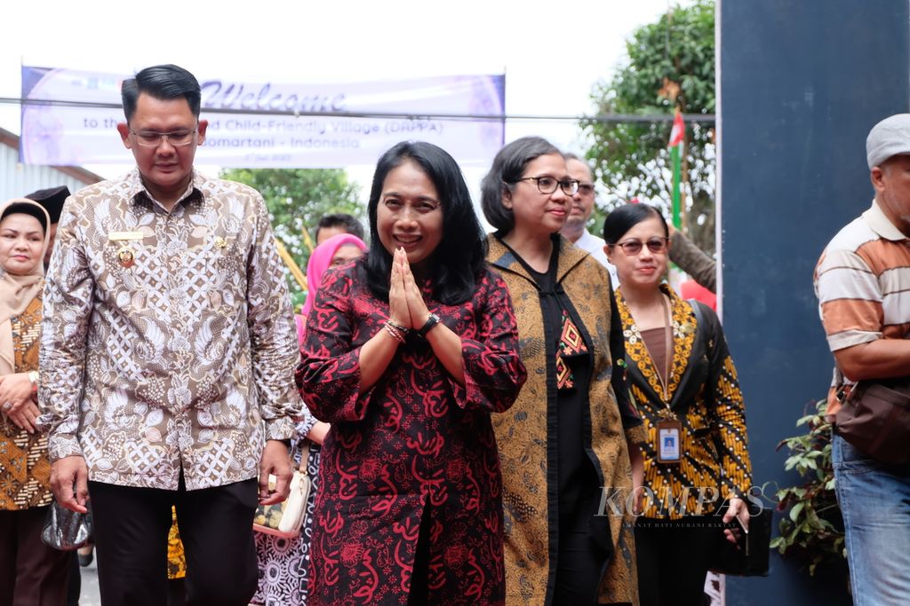 Menteri Pemberdayaan Perempuan dan Perlindungan Anak (PPPA) I Gusti Bintang Darmawati di Desa Wedomartani, Kecamatan Ngemplak, Kabupaten Sleman, DI Yogyakarta, Rabu (5/7/2023). 