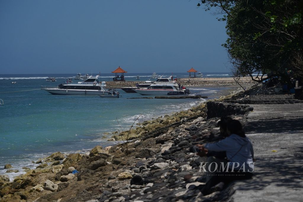 Kapal bersandar di Dermaga Sanur di Desa Sanur Kaja, Denpasar, Bali, Selasa (12/10/2021).  