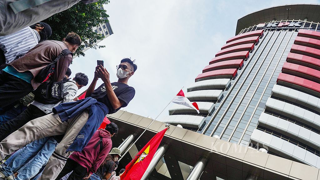 Suasana saat aksi sejumlah anggota Liga Mahasiswa Nasional untuk Demokrasi (LMND) di depan Gedung Komisi Pemberantasan Korupsi (KPK), Jakarta, menuntut pengusutan dugaan praktik korupsi terkait penyelenggaraan tes <i>polymerase chain reaction</i> (PCR), Selasa (9/11/2021).