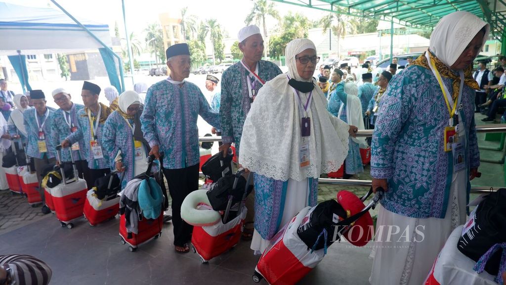 Jemaah haji kelompok terbang (kloter) pertama antre untuk pemeriksaan keamanan penumpang dan barang bawaan di Asrama Haji Embarkasi Banjarmasin di Banjarbaru, Kalimantan Selatan, Senin (29/5/2023). 