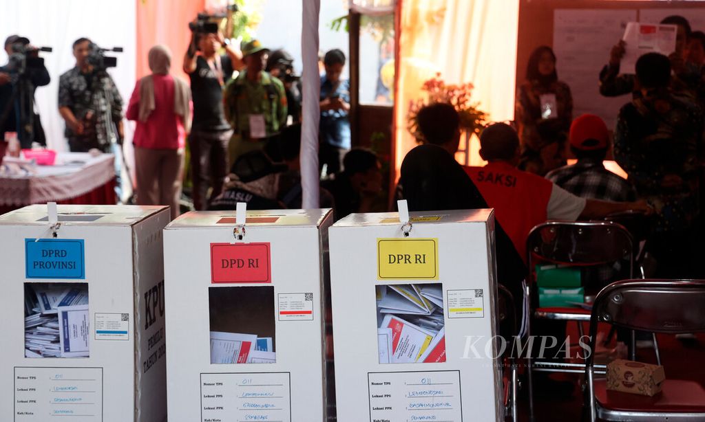 Petugas menghitung surat suara sah untuk memilih calon presiden di TPS 011, Lempongsari, Kota Semarang, Jawa Tengah, Rabu (14/2/2024). 