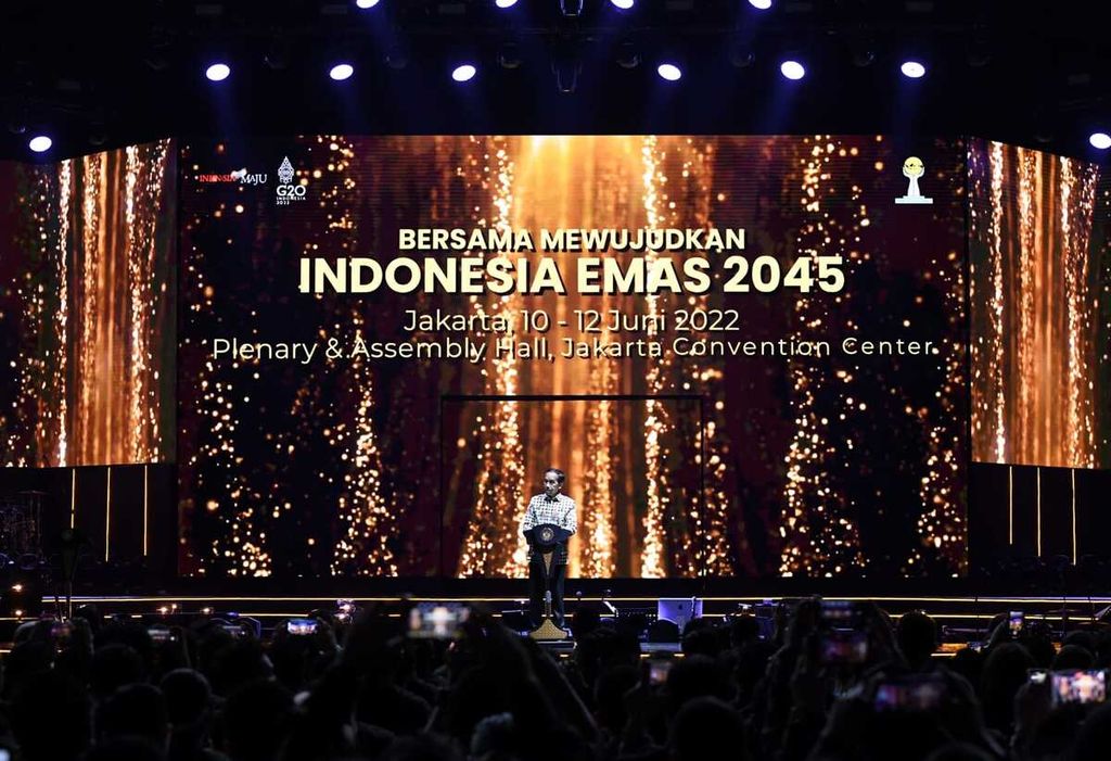 Presiden Joko Widodo dalam sambutannya saat menghadiri Perayaan 50 Tahun Himpunan Pengusaha Muda Indonesia (Hipmi) Tahun 2022 yang digelar di Plenary Hall, Jakarta Convention Centre, Jakarta, pada Jumat, 10 Juni 2022.