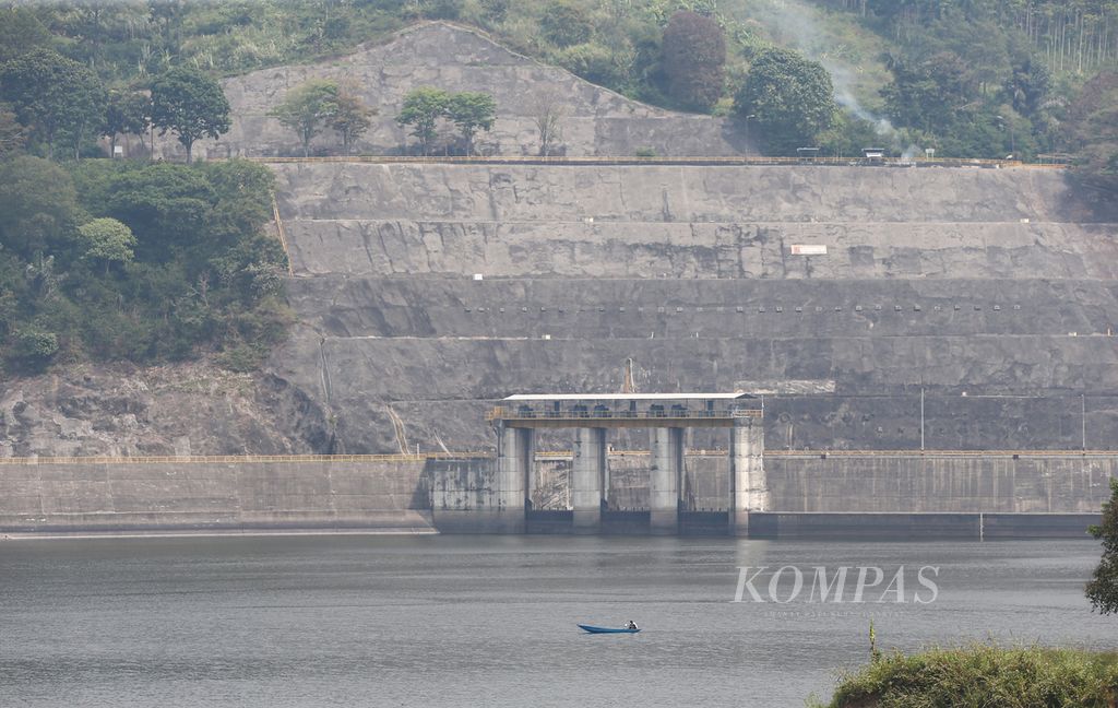 Perahu nelayan melintas di dekat pintu air bendungan PLTA Saguling di Batujajar, Kabupaten Bandung Barat, Jawa Barat, Rabu (17/7/2024). Waduk Saguling akan dibangun PLTS terapung dengan luas 95 hektar yang terapung di perairan waduk.