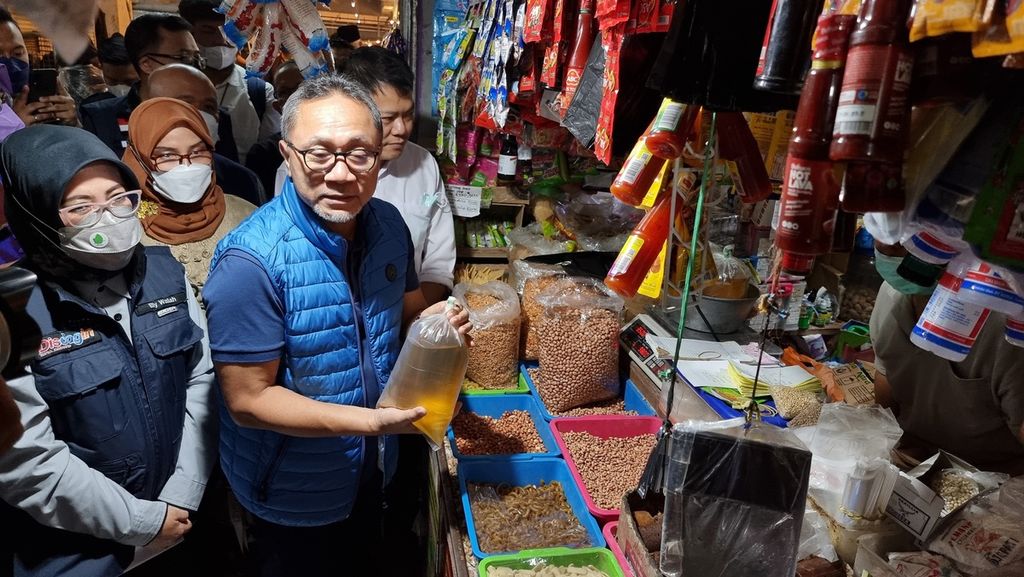 Menteri Perdagangan Zulkifli Hasan meninjau minyak goreng curah di Pasar Kosambi, Kota Bandung, Jawa Barat, Kamis (23/6/2022).