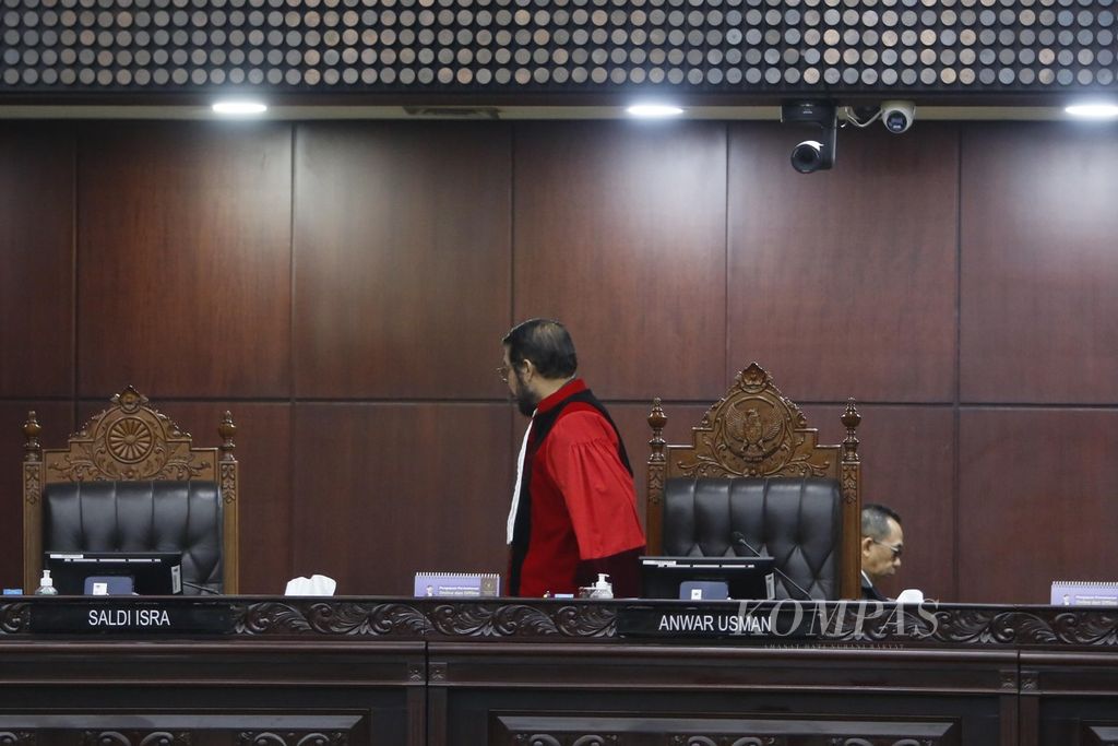 Ketua Mahkamah Konstitusi (MK) Anwar Usman meninggalkan ruangan seusai memimpin sidang pengujian materi undang-undang di MK, Jakarta, Senin (6/11/2023).