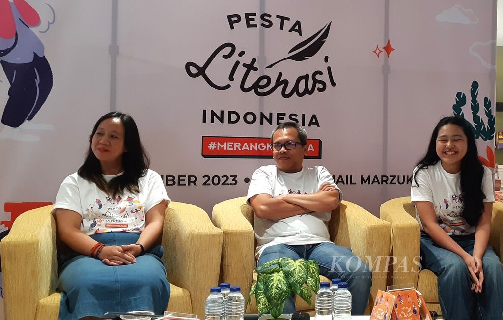 Penulis Eka Kurniawan (tengah) menghadiri konferensi pers Pesta Literasi Indonesia di Gedung Kompas Gramedia, Jakarta, Selasa (29/8/2023). Pesta Literasi Indonesia 2023 akan digelar di Taman Ismail Marzuki (TIM), Jakarta, pada 1-3 September 2023.