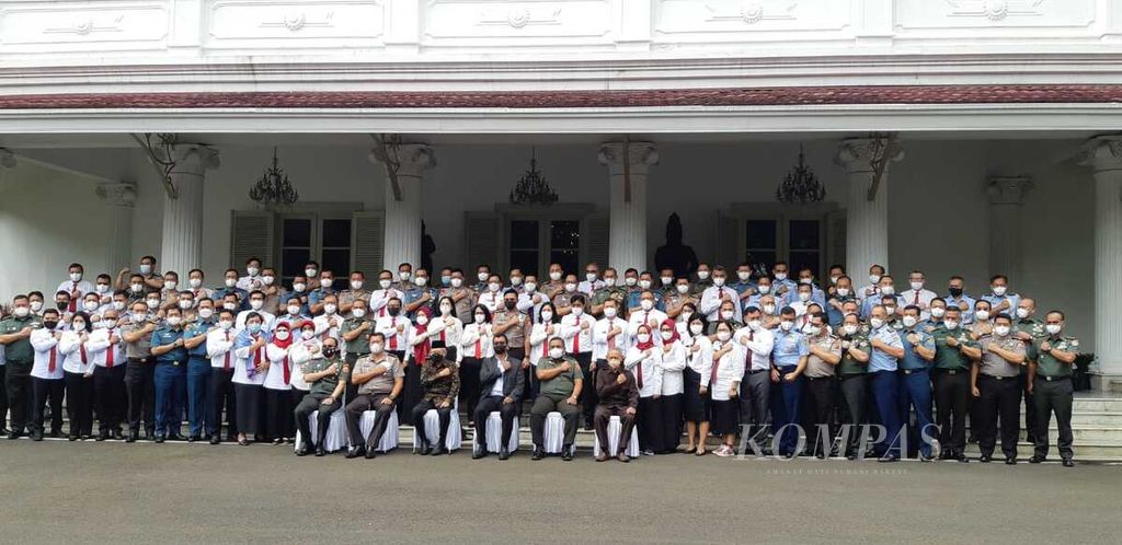 Wakil Presiden Ma’ruf Amin (duduk, depan, ketiga dari kiri) pada sesi foto bersama peserta Program Pendidikan Reguler Angkatan LXIII Tahun 2022 di halaman Lembaga Ketahanan Nasional Republik Indonesia, Selasa (7/6/2022).