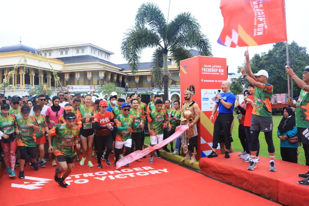 Gubernur Jawa Tengah Ganjar Pranowo (kedua dari kanan) dan Direktur Utama Bank Jateng Supriyatno melepas peserta Bank Jateng Friendship Run di Medan, Sumatera Utara, Minggu (25/9/2022). Acara itu bagian dari Borobudur Marathon 2022 yang akan diselenggarakan di Magelang, Jawa Tengah, 12-13 November 2022. Friendship Run pun menjadi ajang lari pertama di Kota Medan setelah vakum lebih dari dua tahun karena pandemi.