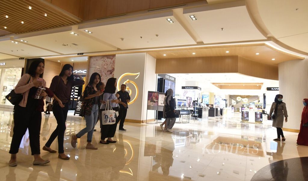 Pengunjung berada di salah satu pusat perbelanjaan di Jakarta Pusat, Jumat (13/3/2020). 