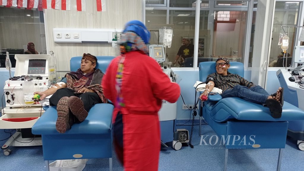 Suasana donor trombosit di Unit Transfusi Darah RS Kanker Dharmais, Jakarta Barat, Kamis (17/8/2023). Pendonor yang tergabung dalam Yayasan Laskar Aferesis Berbagi mengenakan pakaian adat saat donor darah untuk menyemarakan HUT Ke-78 RI.
