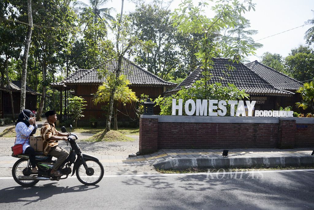 Warga melintas di depan <i>homestay</i> yang dikelola Balai Ekonomi Desa (Balkondes) Borobudur di Kecamatan Borobudur, Kabupaten Magelang, Jawa Tengah, Kamis (25/6/2020).
