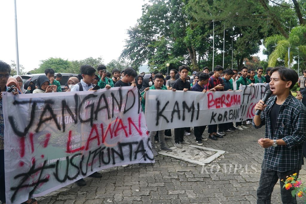 Aliansi Mahasiswa Universitas Andalas (Unand) menggelar aksi unjuk rasa di depan kantor Rektorat Unand, Kota Padang, Sumatera Barat, Senin (26/12/2022) siang, terkait kasus pelecehan dan kekerasan seksual oleh salah satu dosen terhadap sedikitnya delapan mahasiswa. 