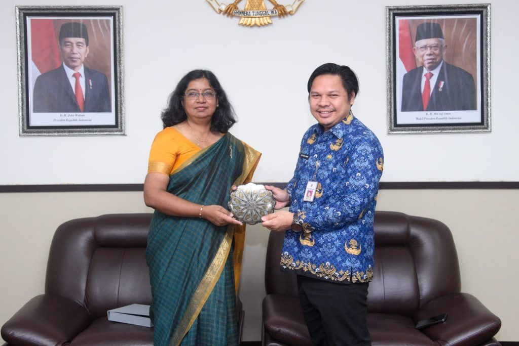 Konsul Jenderal India di Bali Neeharika Singh memberikan kenang-kenangan kepada Sekretaris Daerah Provinsi Kalimantan Selatan Roy Rizali Anwar di Banjarbaru, Senin (17/7/2023).