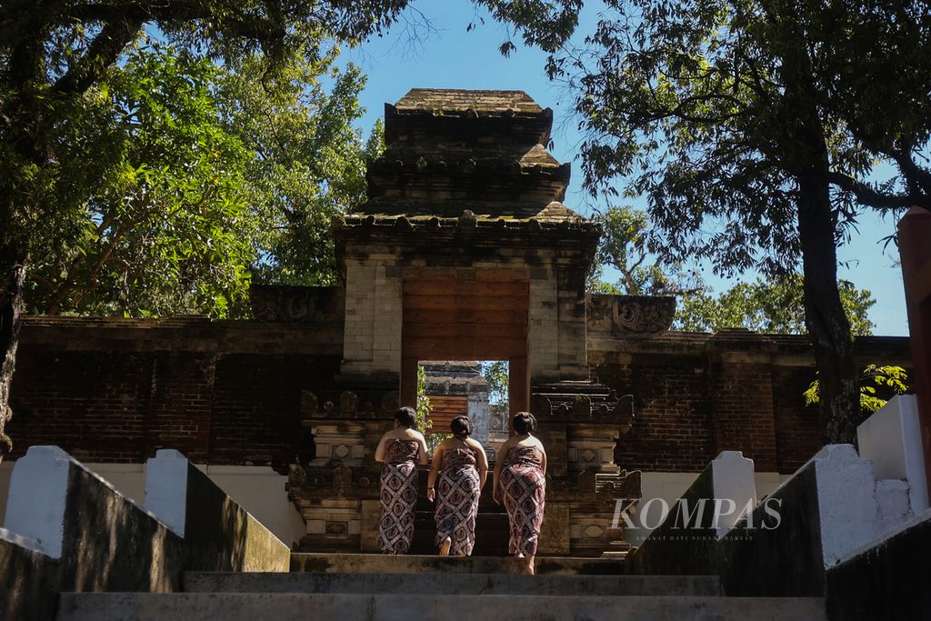 Abdi dalem memasuki pagar makam Sultan Agung di kompleks Makam Raja-raja Mataram di Imogiri, Bantul, DI Yogyakarta, Senin (26/2/2024). 