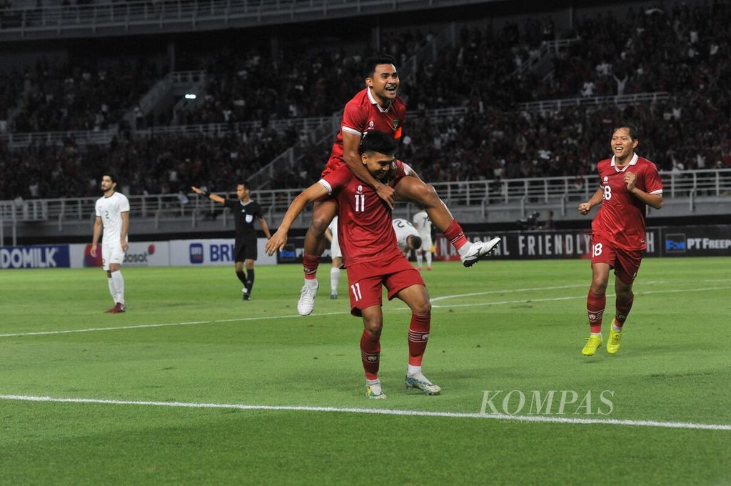 Pemain timnas Indonesia, Asnawi Mangkualam Bahar, merayakan gol yang diciptakan Dendy Sulistyawan ke gawang Turkmenistan dalam laga uji coba di Stadion Gelora Bung Tomo, Surabaya, Jumat (8/9/2023). Indonesia menang 2-0. 