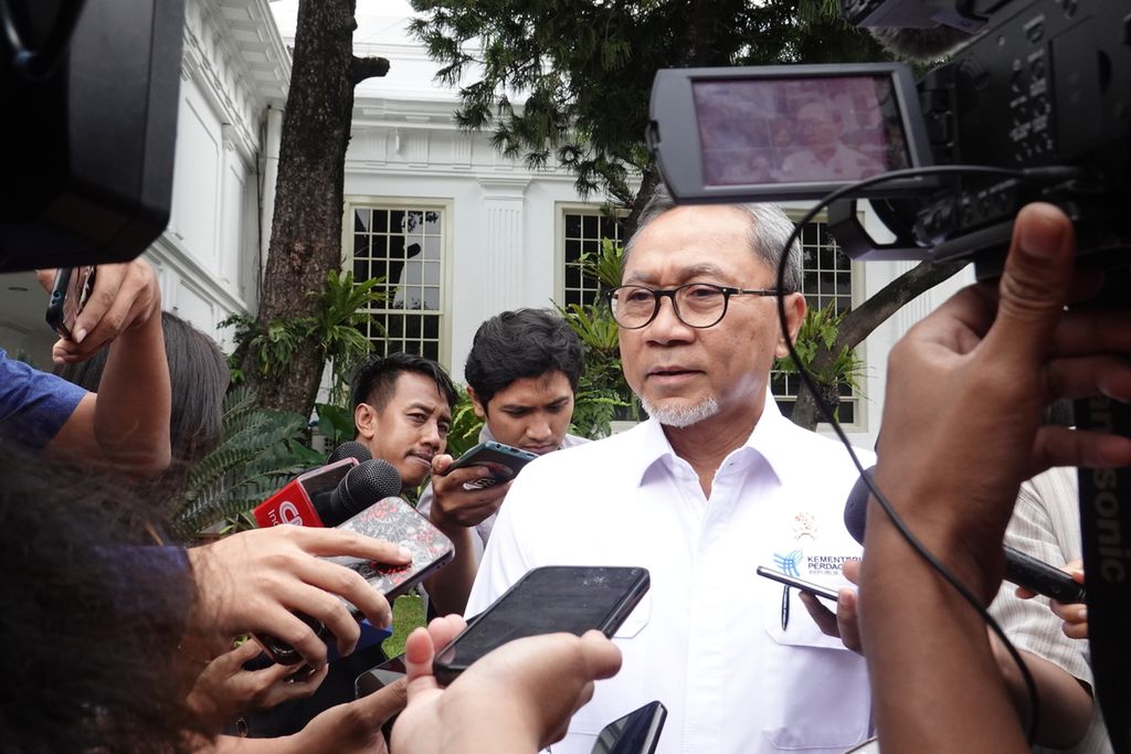 Menteri Perdagangan Zulkifli Hasan memberikan keterangan pers di Kompleks Istana Kepresidenan, Jakarta, Senin (12/2/2024), seusai menghadiri rapat terbatas yang dipimpin Presiden Joko Widodo untuk membicarakan isu perberasan nasional.