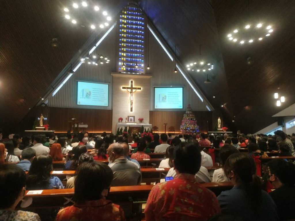 Suasana perayaan menjelang Natal di Gereja Katolik Santo Ignatius Loyola, Jakarta Pusat, Sabtu, 24/12/2022).