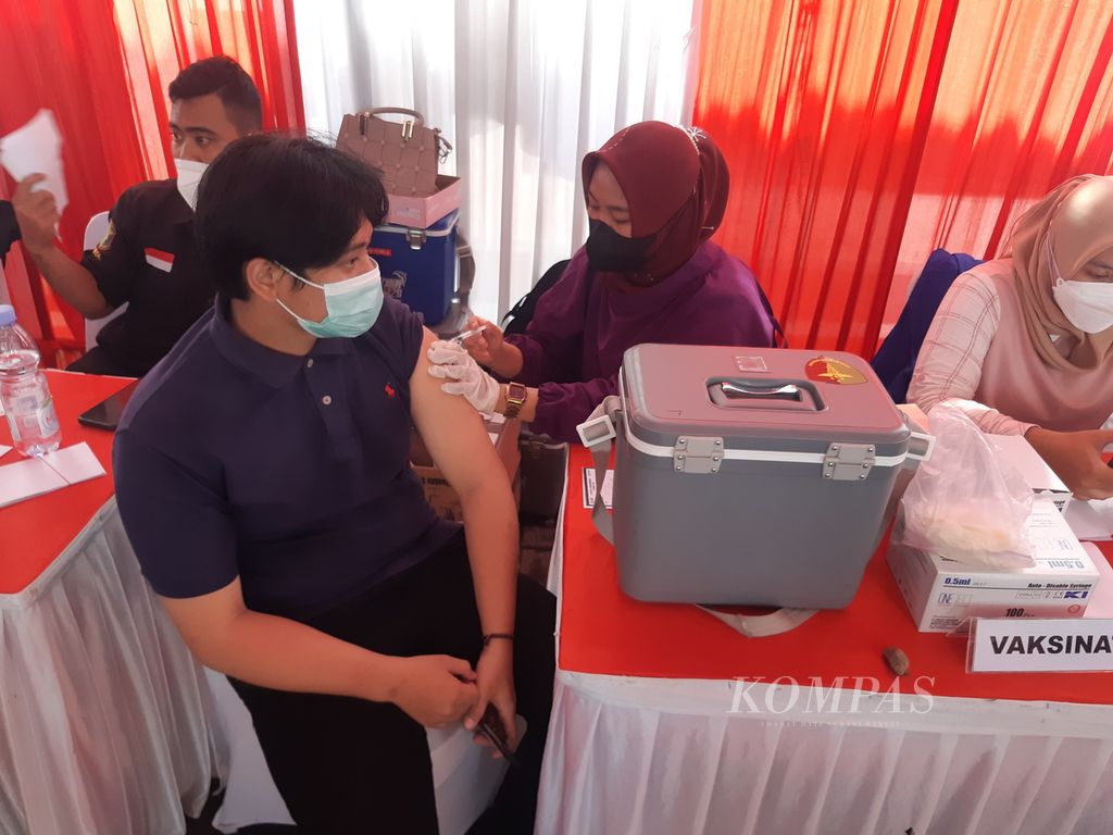 Warga menjalani vaksinasi Covid-19 di Pelabuhan Perikanan Kejawanan, Kota Cirebon, Jawa Barat, Selasa (29/3/2022).