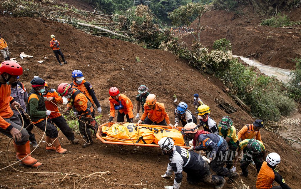 The SAR team evacuated the bodies of landslide victims caused by an earthquake with a magnitude of 5.6 in the Warung Shinta landslide area, Cugenang District, Cianjur Regency, West Java, Friday (25/11/2022).