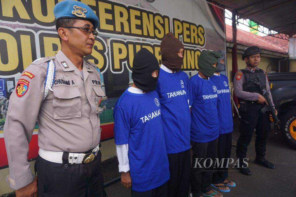 Jajaran Kepolisian Resor Purbalingga meringkus empat pria yang melakukan persetubuhan terhadap remaja putri hingga hamil, di Purbalingga, Jawa Tengah, Kamis (13/7/2023).