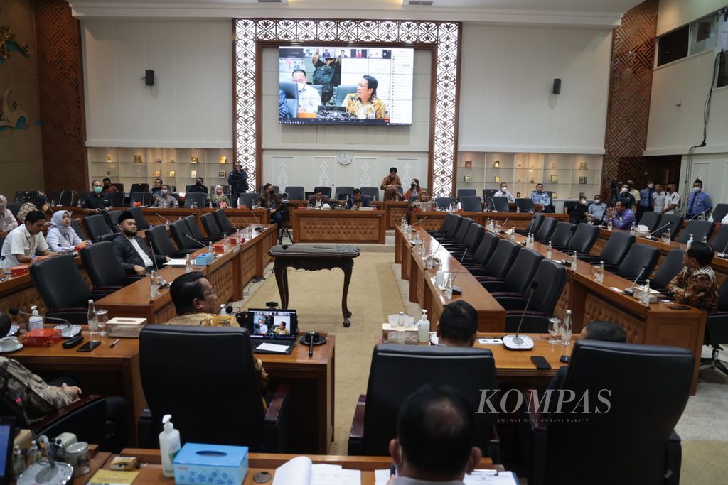 Suasana rapat kerja Menteri Hukum dan Hak Asasi Manusia Yasonna Laoly dengan Badan Legislasi DPR dan DPD di Kompleks Parlemen, Senayan, Jakarta, Senin (12/12/2022). Rapat membahas kembali program legislasi nasional (prolegnas) rancangan undang-undang (RUU) prioritas tahun 2023. Prolegnas prioritas 2023 terdiri dari 26 RUU usulan DPR, 12 RUU usulan pemerintah, dan 3 RUU usulan DPD. Jumlah tersebut termasuk tambahan dua RUU usulan pemerintah yaitu perubahan UU Nomor 3 Tahun 2022 tentang Ibu Kota Negara dan RUU Pengadaan Barang dan Jasa Publik.
