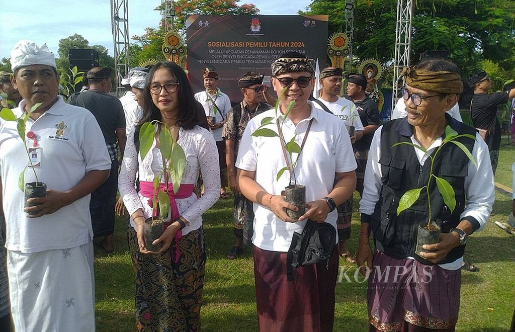 Sebagai wujud kepedulian untuk menjaga lingkungan dan serangkaian sosialisasi Pemilu 2024, KPU Provinsi Bali mengadakan kegiatan penanaman bibit pohon bersama seluruh jajaran KPU di Bali dan peserta Pemilu 2024 di Bali.