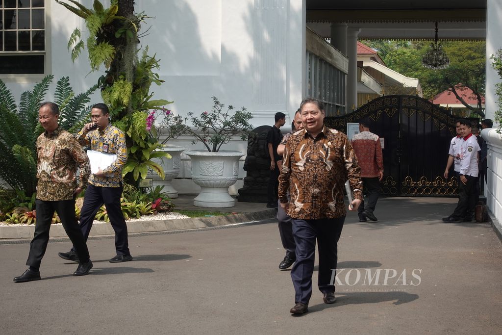 Menteri Koordinator Bidang Perekonomian Airlangga Hartarto berjalan di Kompleks Istana Kepresidenan Jakarta, Kamis (13/7/2023).
