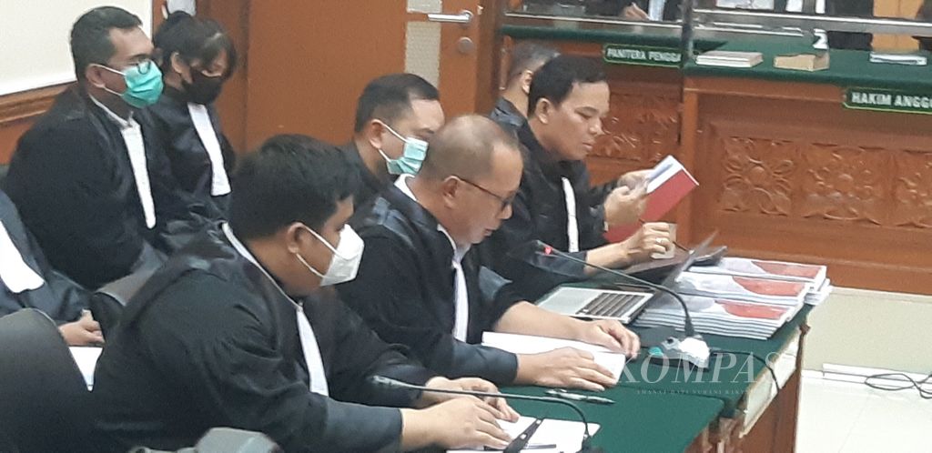 Jaksa penuntunt umum membacakan tuntutan terhadap Ajun Komisaris Besar Dody Prawiranegara dalam perkara peredaran narkoba di Pengadilan Negeri Jakarta Barat, Senin (27/3/2023).