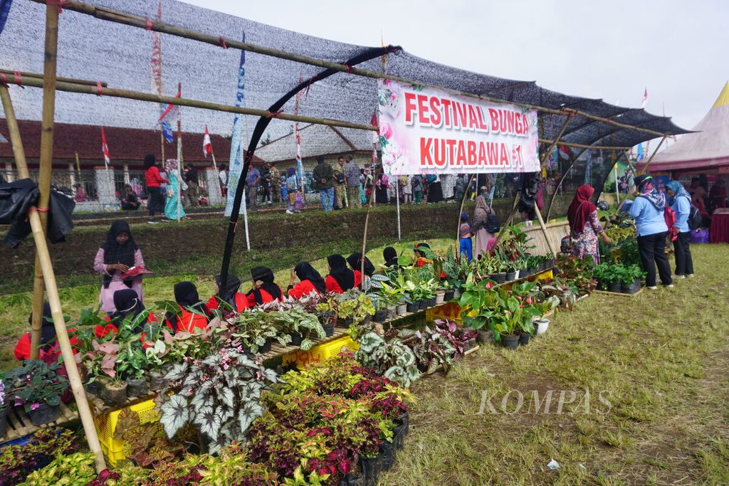 Aneka tanaman hias dijual pada pameran Road Show Pemulihan Ekonomi UMKM Purbalingga di Lapangan Desa Kutabawa, Karangreja, Purbalingga, Jawa Tengah, Senin (5/12/2022). 