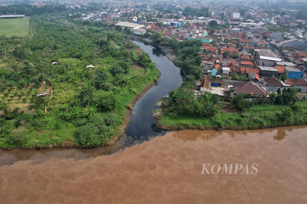 Aliran air berwarna pekat dan mengeluarkan aroma tak sedap dari anak sungai bergabung dengan Sungai Citarum di kawasan Baleendah, Kabupaten Bandung, Jawa Barat, Rabu (29/3/2023). 