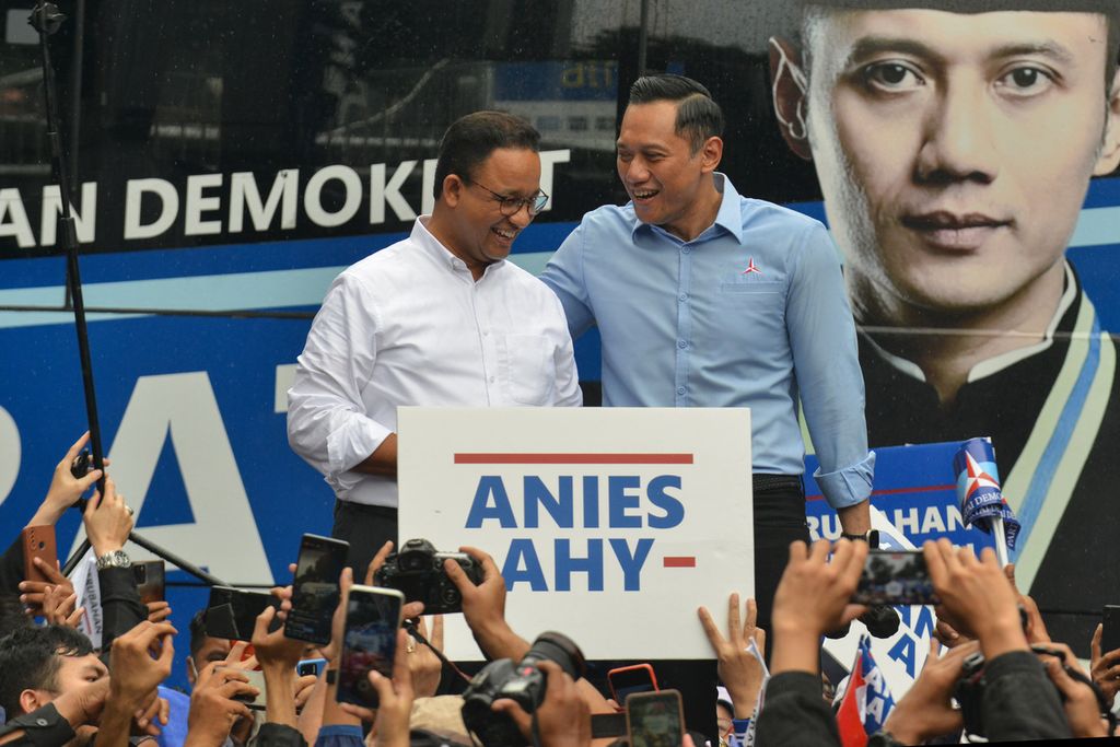 Ketua Umum Partai Demokrat Agus Harimurti Yudhoyono (kanan) bercengkrama dengan calon presiden Anies Baswedan di DPP Partai Demokrat, Jakarta Pusat, Kamis (2/3/2023).
