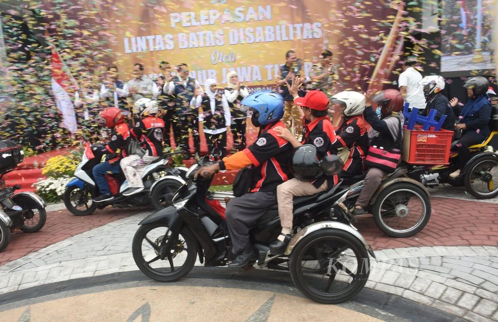 Gubernur Jawa Timur Khofifah Indar Parawansa melepas rombongan Lintas Batas Disabilitas di Kantor Gubernur Jawa Timu, Surabaya, Selasa (28/11/2023). 