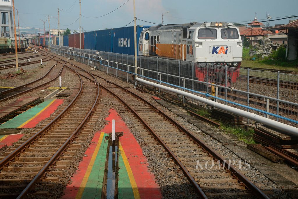Kereta barang melintas meninggalkan Stasiun Poncol, Kota Semarang, Jawa Tengah, Rabu (20/4/2022).